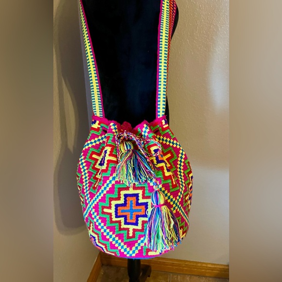 Authentic handwoven Colombian Mochila made by the Wayuu tribe in La Guajira. - Picture 2 of 7
